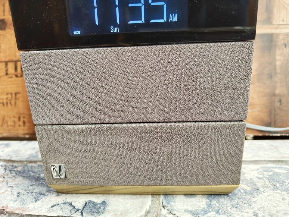 Soundfreaq Sound Rise SFQ-08 Wood Effect Bluetooth Speaker FM Radio Clock - Image 2 of 4