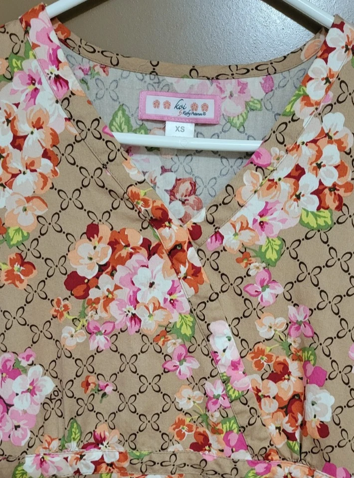 Blusa Koi Scrub Feminina XS Marrom Floral Rosa Laranja Flores Algodão Kathy Peterson - Imagem 2 de 4