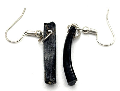 Schwarze Ohrhänger im antiken Stil ~ römische Glasfragmente ~ 26 mm 2,37 g