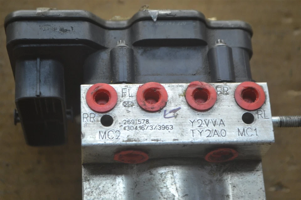Acura RLX 2014 3,5 L ABS control de bomba OEM Y2VVATY2A0 módulo 560-15C1 Foto 3 de 4