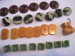 VTG Bakelite?/PLASTIC LOT OF 38 Butterscotch/GREEN/MARBLED BUTTONS SQUARE/ROUND