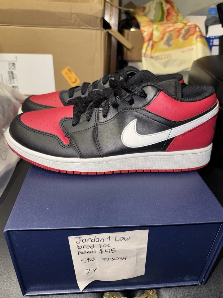 Jordan 1 Low Top Bred Toe Rojo/Negro/Blanco, Talla 7Y Foto 3 de 4