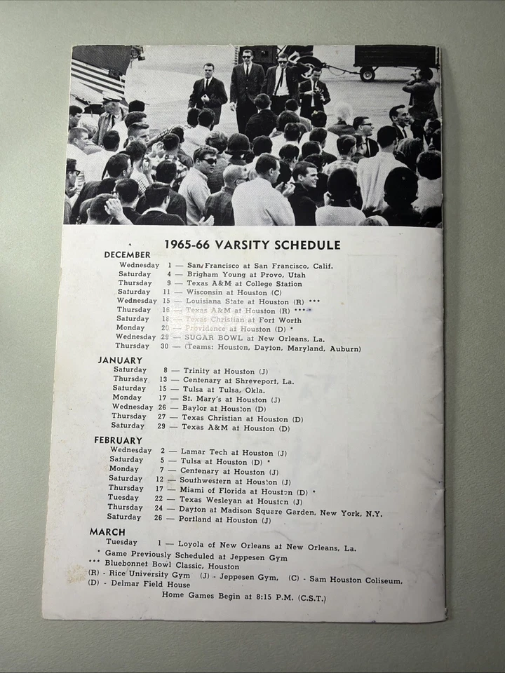 1965-66 HOUSTON COUGARS BASKETBALL MEDIA GUIDE Yearbook ELVIN HAYES Program 1966 - Image 2 of 4