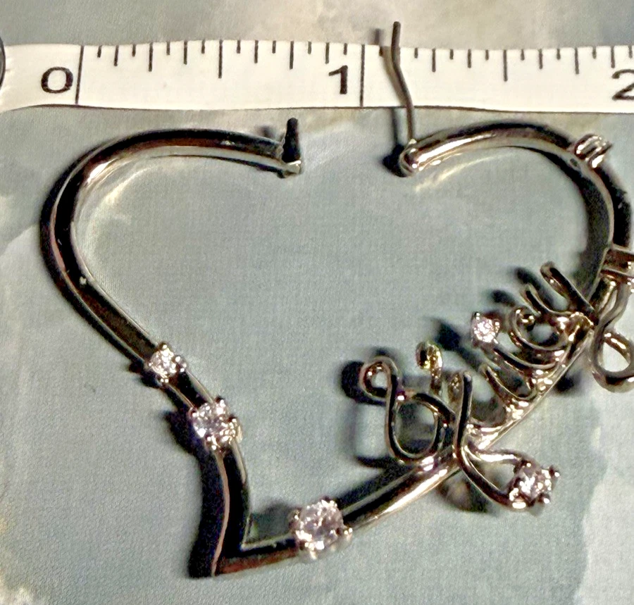 Brincos de argola de coração com strass assinatura prata Juicy Couture - Caixa JC - Imagem 2 de 4