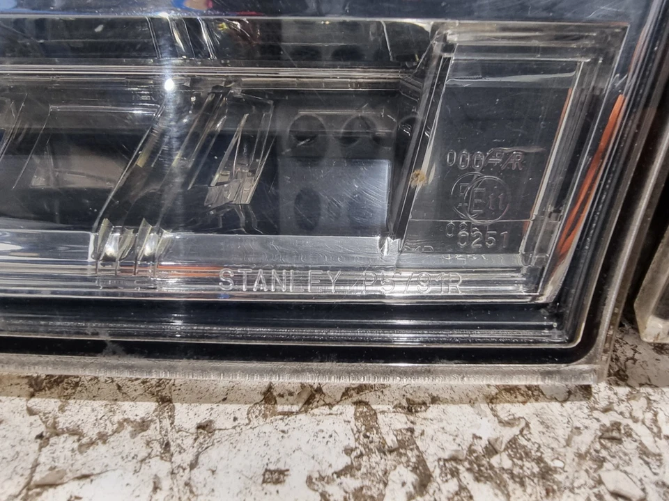 Par de luces traseras interiores exteriores derecha O/S halógenas 2006 OEM L20651150 Mazda MPV Foto 3 de 4