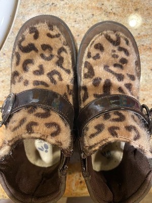 PRE-OWNED BOYS WARMER BOOTS NEEDS INSIDE CLEANING SIZE 4-5 YEARS OLD!!