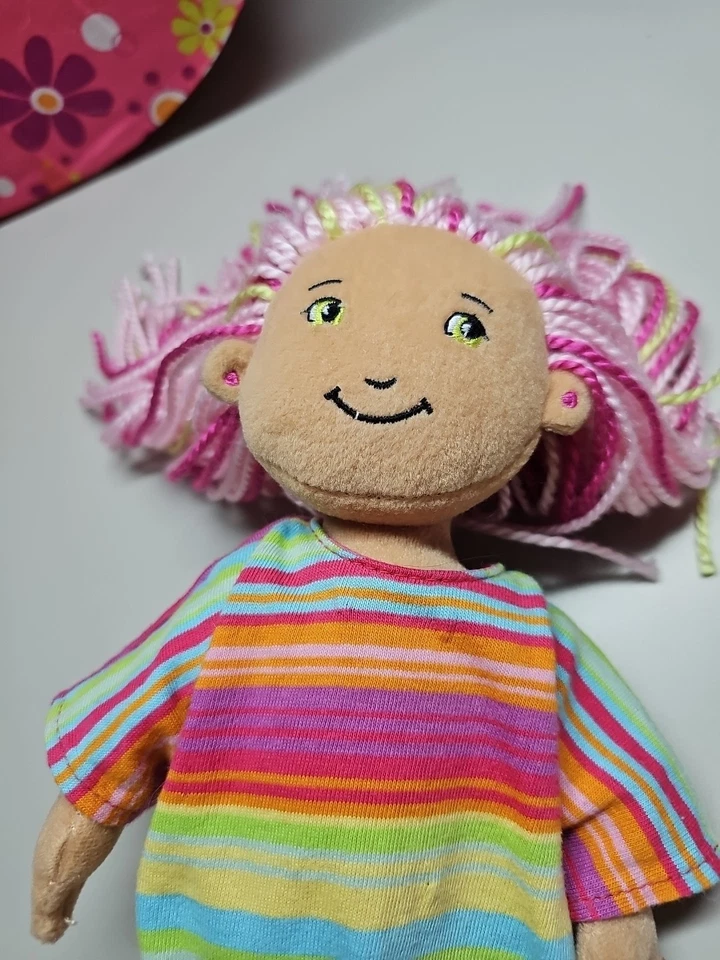 Manhattan Juguete Groovy Niñas Groovy Apartamento Estuche de Transporte y Muñeca de Peluche McKenna Foto 2 de 4