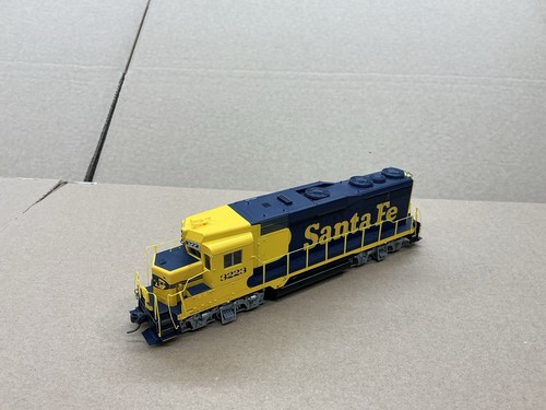 KATO HO SCALE DIESELLOK GP30 SANTA FE GELB & BLAU N.3223 DCC! | Zustand: Used