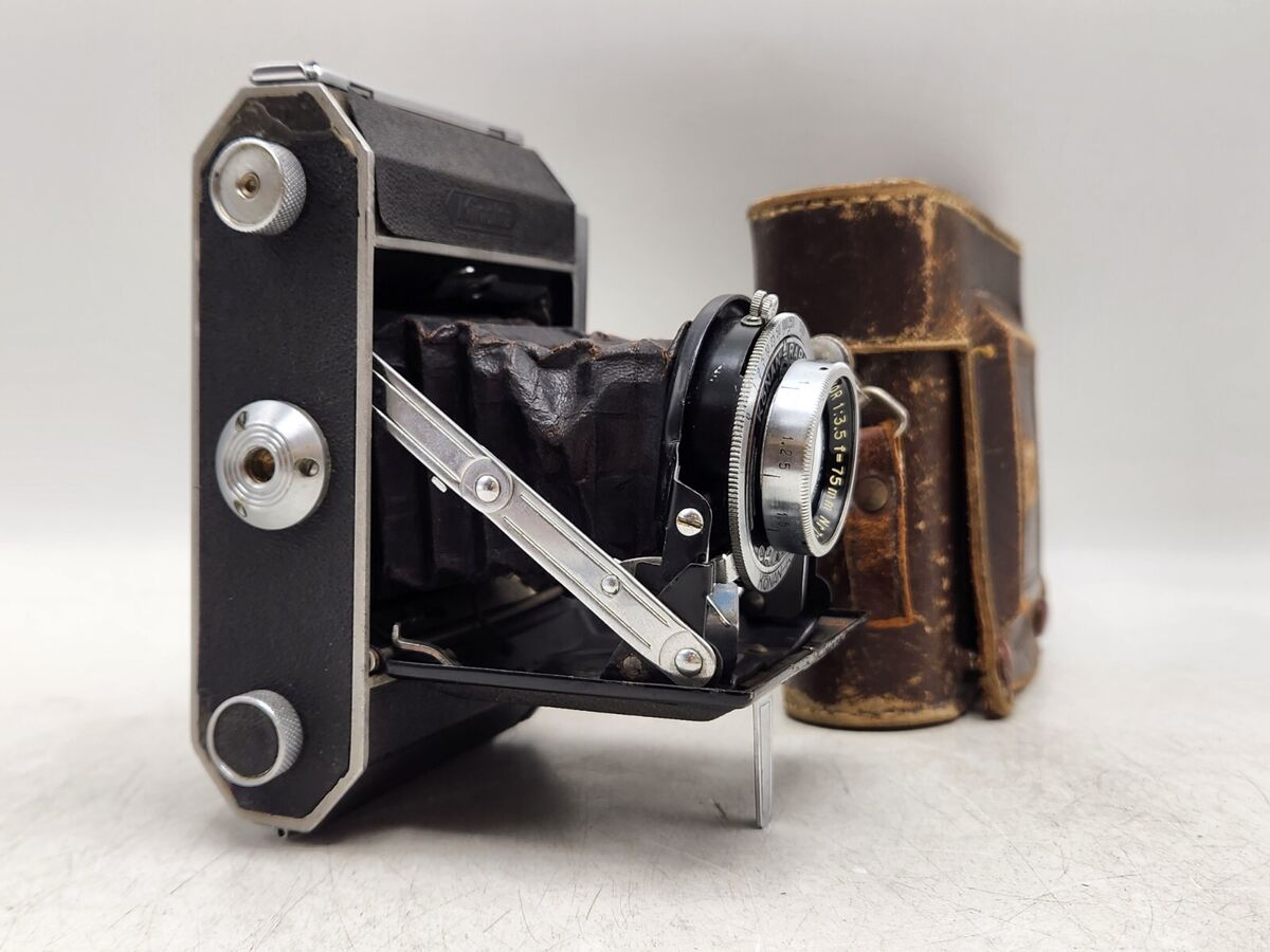 Vintage Minolta Chiyoko 120 Folding Camera w/ 75mm F3.5 Lens Vintage Minolta Chiyoko 120 Folding Camera w/ 75mm F3.5 Lens