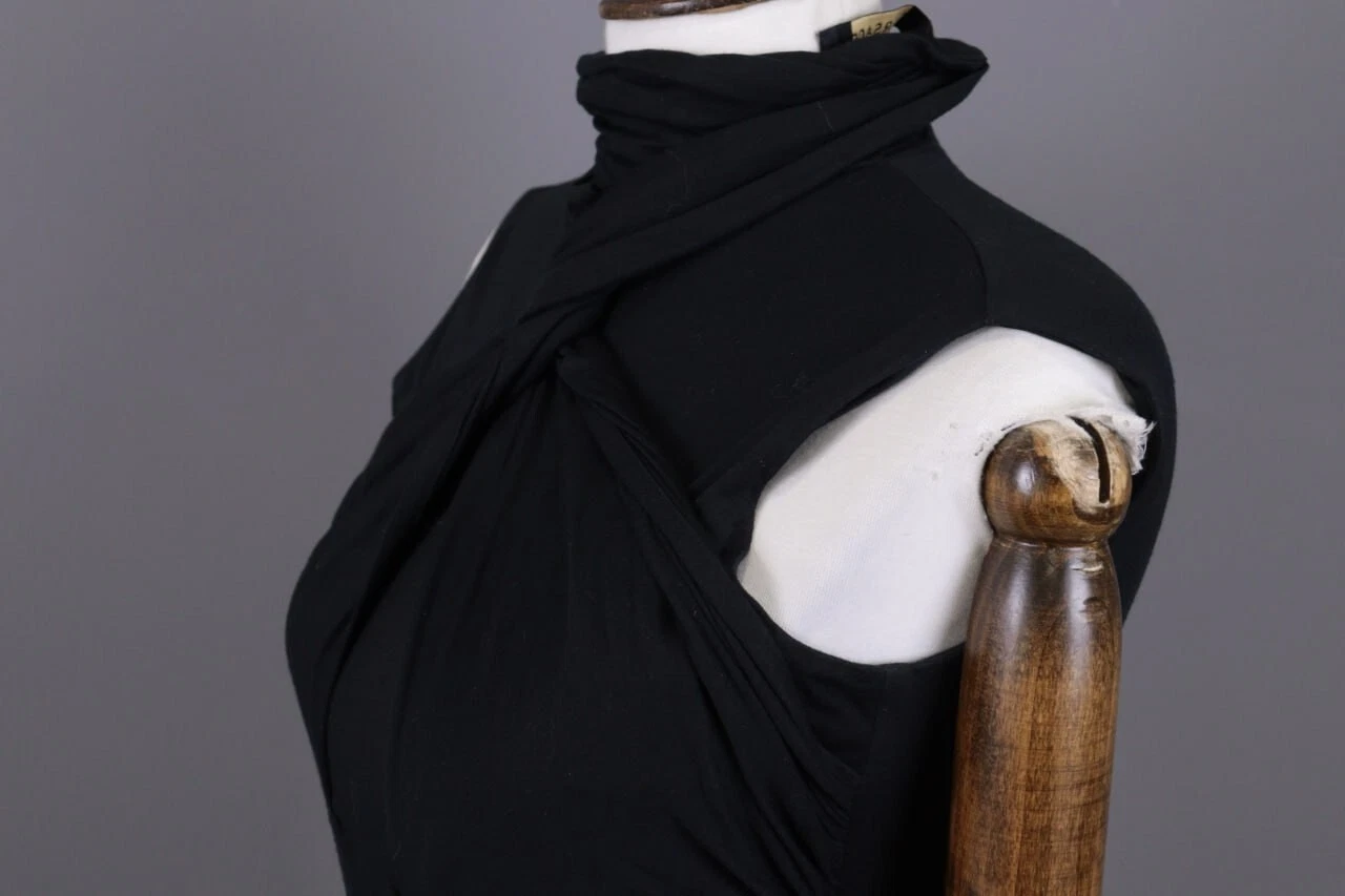 Abito corto da sera GIANNI VERSACE nero senza maniche asimmetrico taglia 6