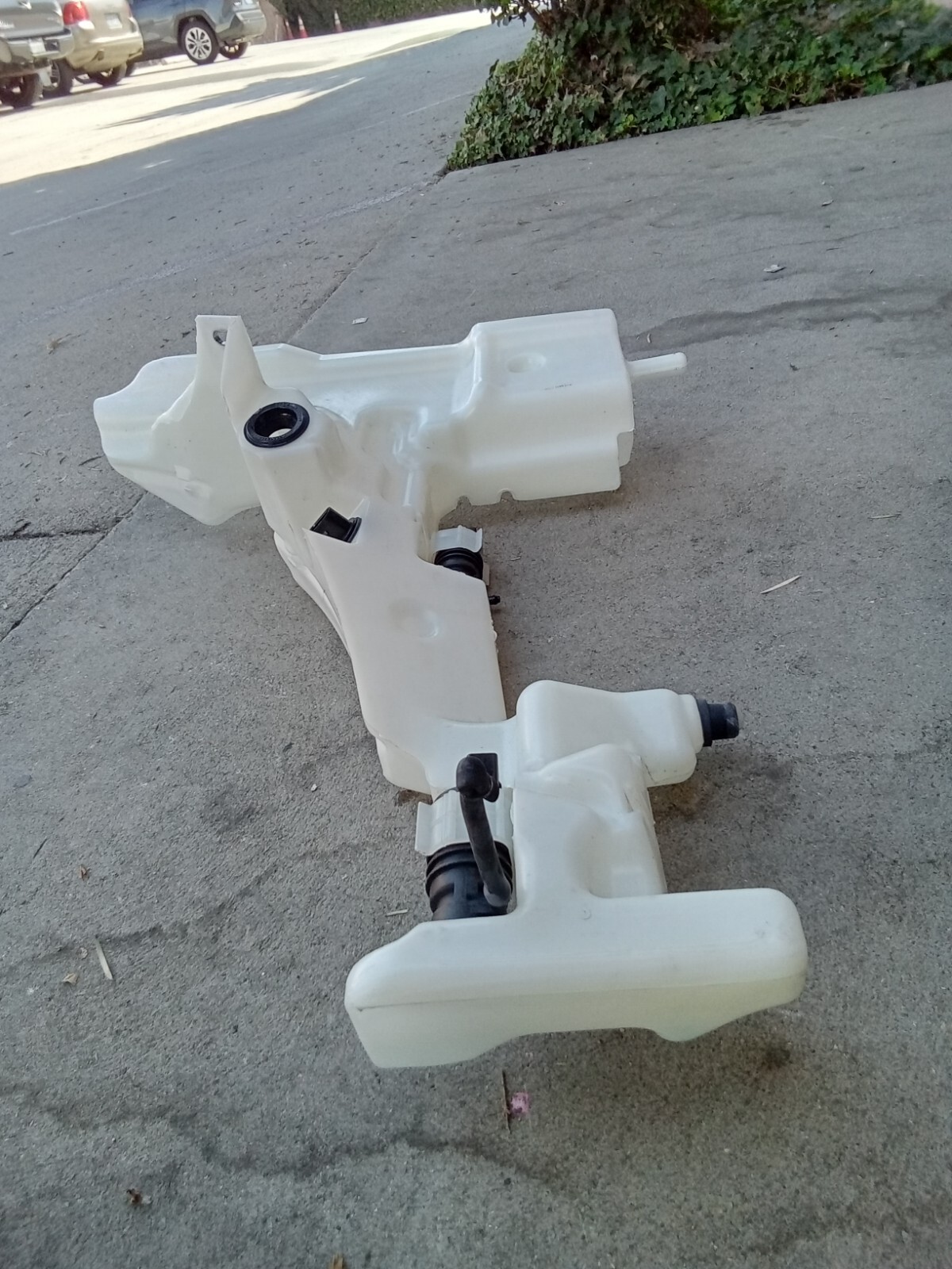 2020-22   Bentley GT   WASH WATER RESERVOIR  3SA955449B