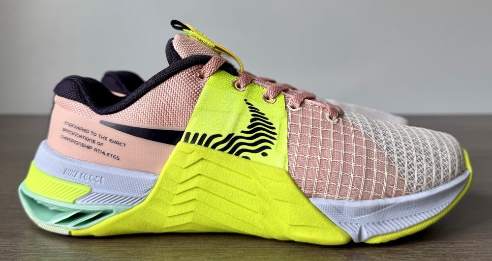 Nike Womens Metcon 8 Training Shoes Size 7 in Arctic Orange Volt DO9327-800