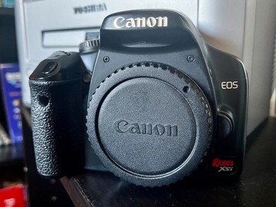 Canon EOS Rebel XSI with Battery And Charger Working! (display Yellowing)