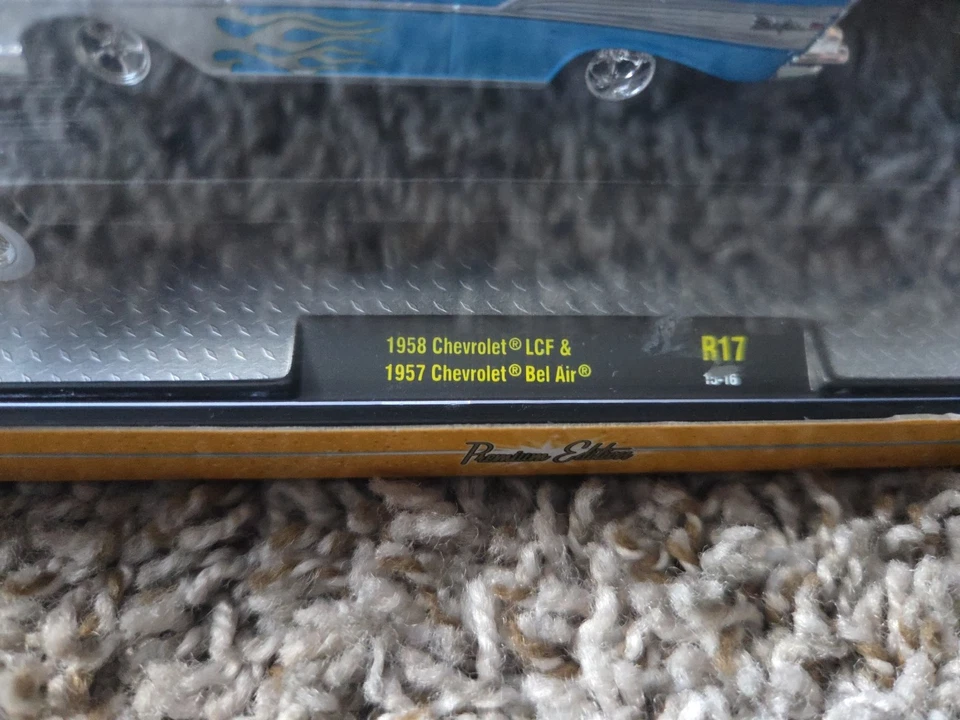 M2 Machines R17 Auto Haulers 1958 Chevrolet LCF e 1957 Chevy Bel Air Semi 15-16 - Imagem 2 de 4