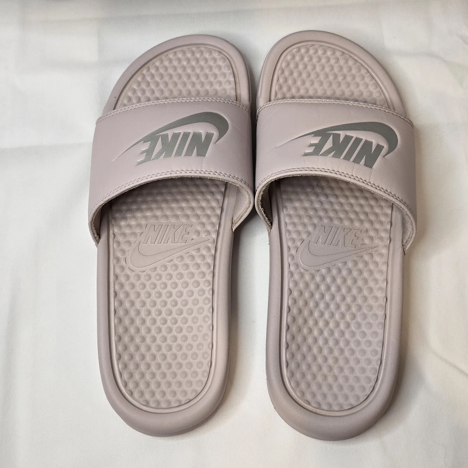 Sandali da donna ciabatte estive Nike rosa e argento Benassi slide taglia 8