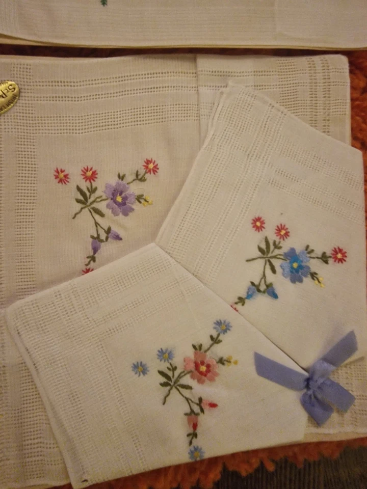6 sets VINTAGE EMBROIDERED IRISH LINEN LADIES HANKIES,  UNUSED - Image 2 of 4