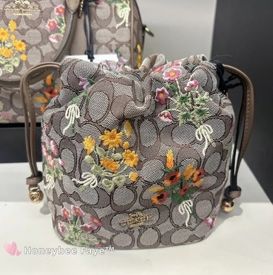 新品未使用COACH SIG FLO 12 MINI チャコール NWT Coach Faye Mini Drawstring Bag In Signature Jacquard Floral
