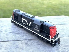 Atlas Classic 20001228 Central Vermont Alco RS-11 Diesel Locomotive CV #3609 HO