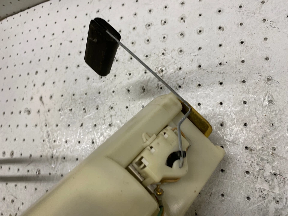 2005 Chevrolet Cobalt Saturn Ion 2.2L OEM Fuel Pump Assembly - Image 4 of 4