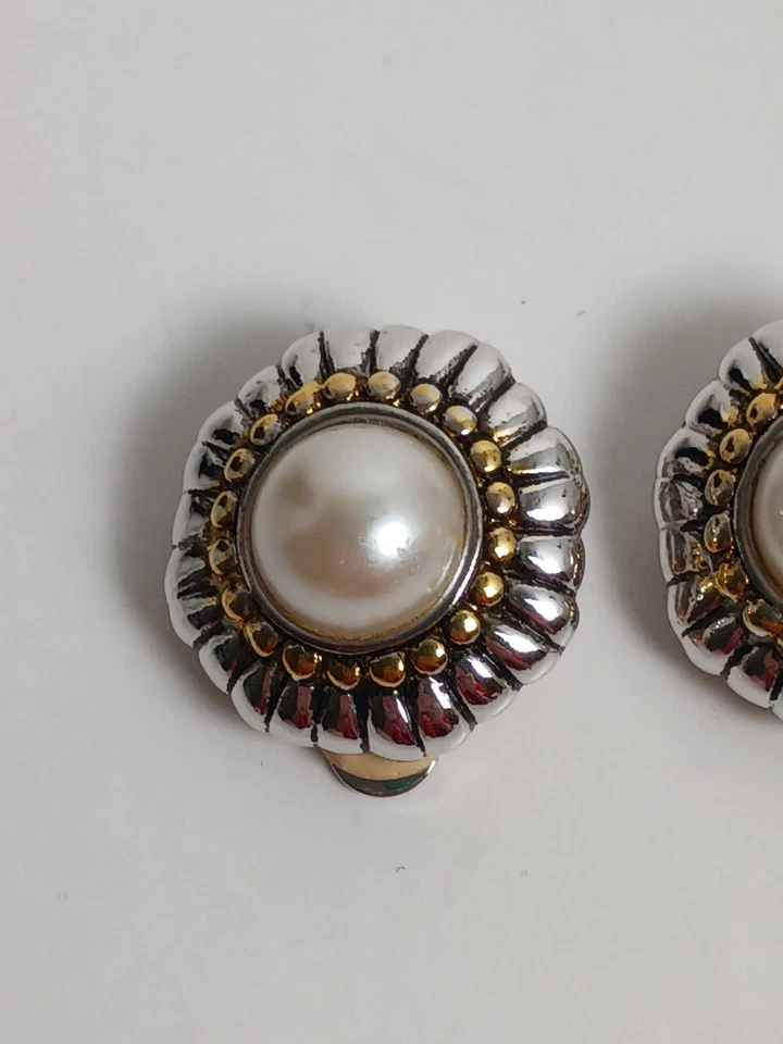 Pendientes de clip de perlas de imitación Premier Designs de 1" hechos en EE. UU. Foto 2 de 4