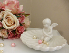 Seifenschale Muschel mit kniend Engel weiß Keramik Schmuckschale Krömer