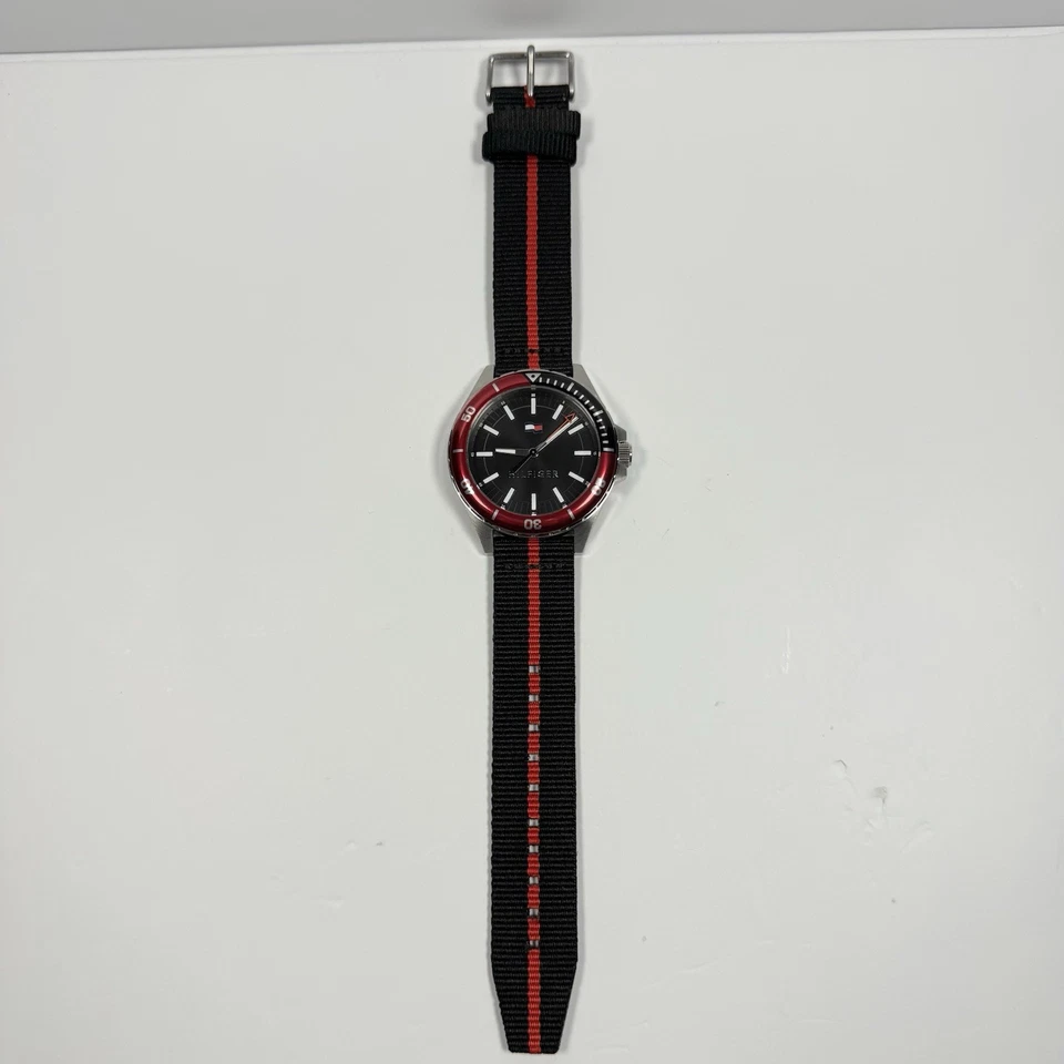 Nuevo-Reloj para hombres Tommy Hilfiger Logan 1792010 esfera negra correa de plástico de dos tonos Foto 4 de 4