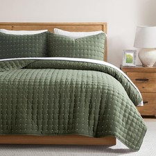 Elegant Lightweight King Quilt and Pillow Shams - All Season Comfort in Green