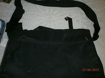 Baby Wickeltasche Windel schwarz nur 4 Bauchmuskeln mit Kinderwagen Kinderwagengurten