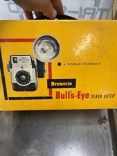 VINTAGE 1950s KODAK BROWNIE BULLS-EYE CAMERA/FLASH OUTFIT