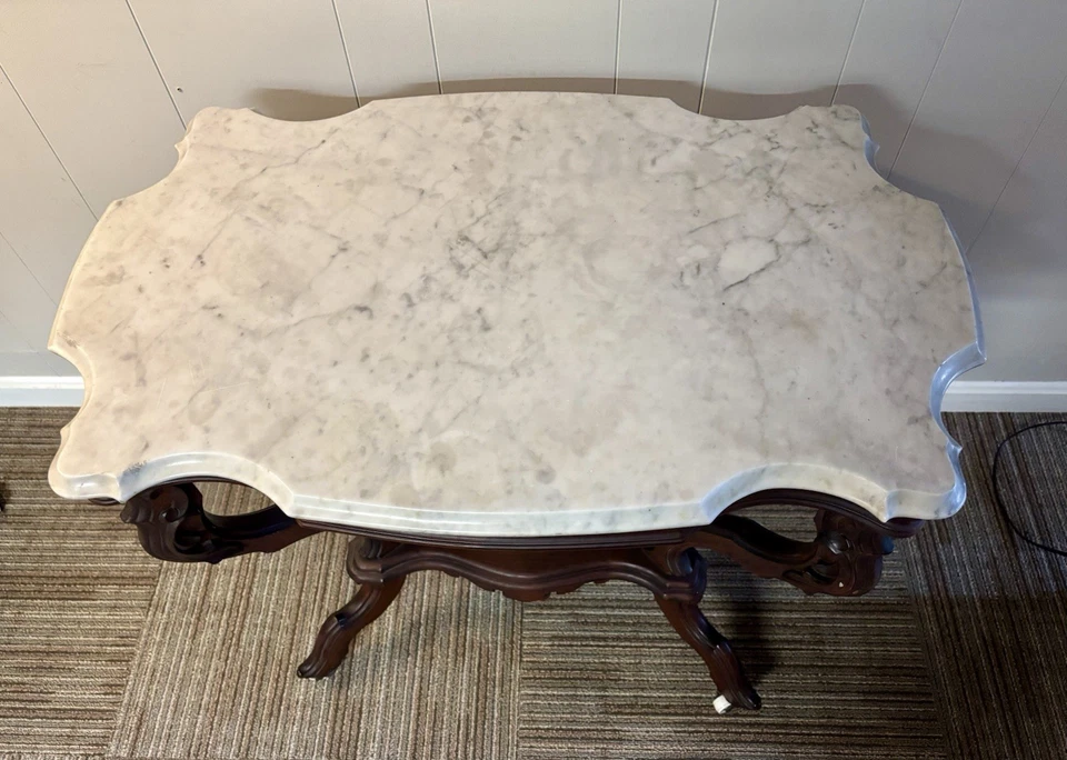 Antigua mesa de salón victoriana con tapa de mármol tallada solo para recoger perros Foto 3 de 4