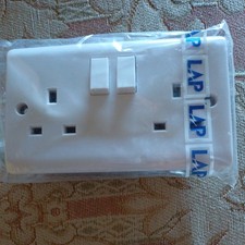 Enchufe conmutado Lap 13A 2 velocidades elegante diseño curvo blanco, doble poste.