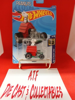 HOT WHEELS PEANUTS SNOOPY Red Dog House Beagle Charlie Brown Variation Wheels