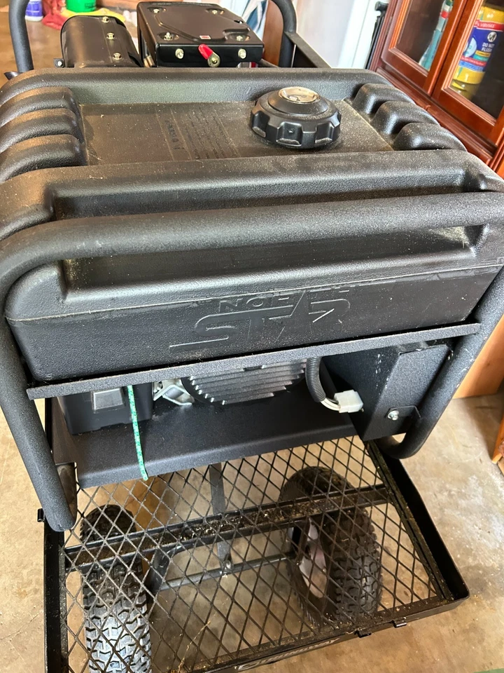 Generador portátil North Star Diesel 6500 solo 10,5 horas de uso con arranque eléctrico Foto 4 de 4