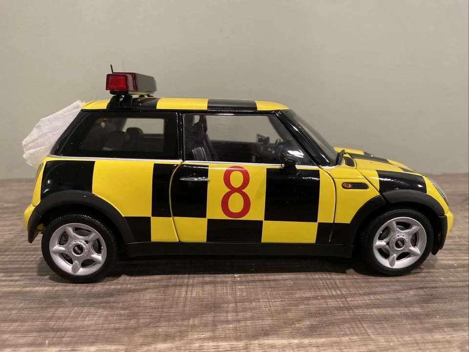 KYOSHO MINI Cooper *FOLLOW ME* #8  Black/Yellow Checker 1/18 RARE 3000pcs - Image 4 of 4