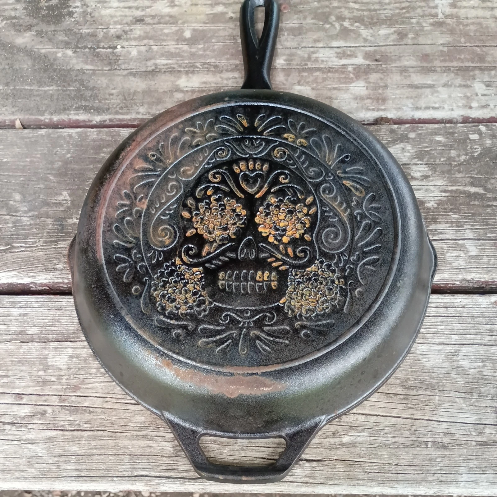 Lodge CAST IRON SKILLET SUGAR SKULL 10.5” Seasoned USA Original Design