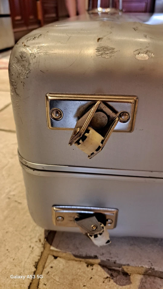 Zero Halliburton 30" Aluminum Suitcase – 4-Suiter w/ Dress Shirt Board – 1995 - Image 4 of 4