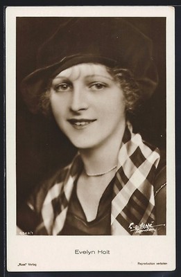 Ansichtskarte Schauspielerin Evelyn Holt mit Mütze und Halstuch 