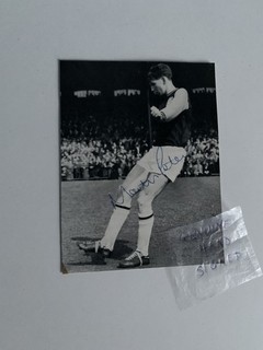 WEST HAM ENGLAND LEGEND MARTIN PETERS HAND SIGNED B & W PHOTO FROM 1960'S