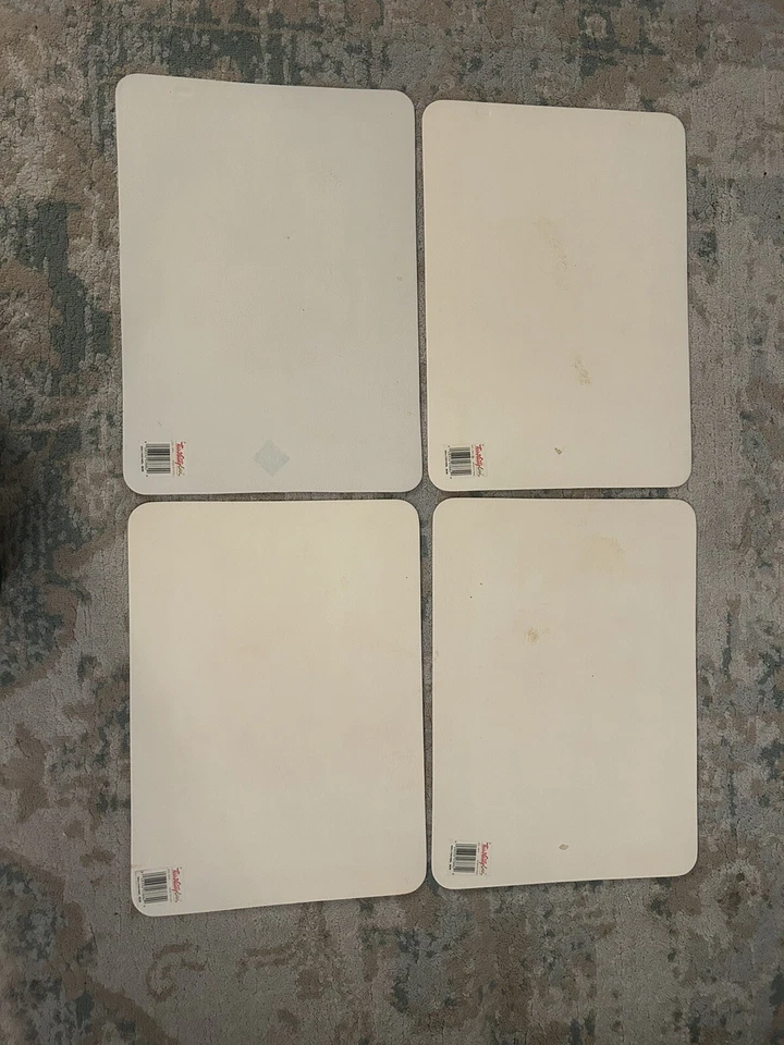 4 Vintage Town and Country Vinyl Placemats Christmas Bears Noel Red And Green - Imagem 4 de 4