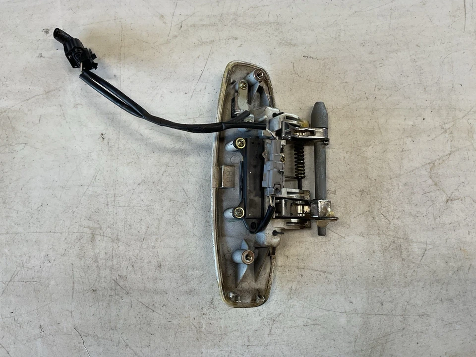 Infiniti G35 2005 sedán pasajero delantero derecho manija de puerta exterior OEM blanco Foto 3 de 3