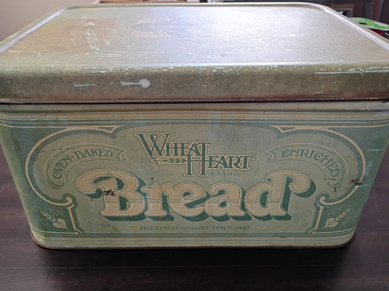 Vintage 1977 R & D Co. Wheat Heart Green Metal Tin Bread Box --Hinged Top