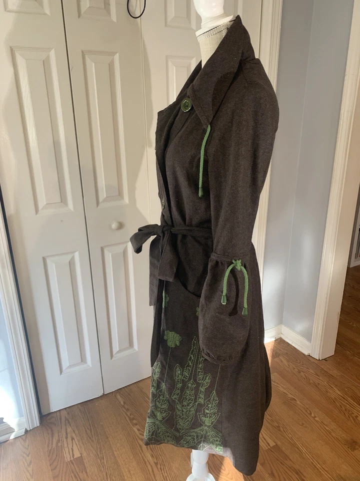 Chaqueta larga boho ad:hoc le collezioni para mujer mezcla de lana marrón y bordado verde Foto 3 de 4