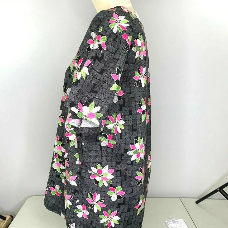 Women's Sz M Scrub Top Black w/ Floral Design Medical Vet Dental Tech w/ Pockets - Image 2 of 4