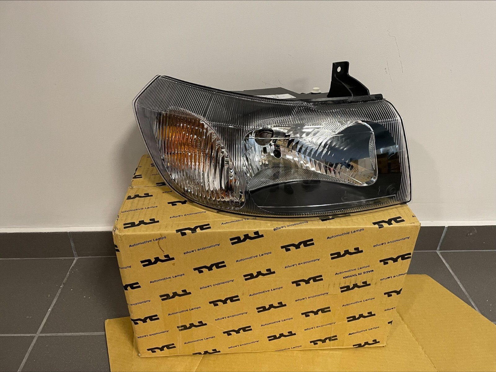 Phare avant droit Ford Transit 2000 électrique finition chrome miroir H4