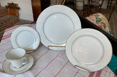 NORITAKE China RANIER #6909 5-piece Place Setting White on White