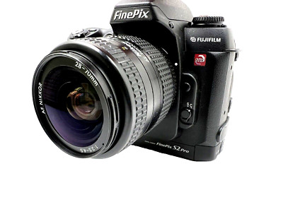 Fujifilm FinePix S2 Pro Spiegelreflexkamera mit Nikon AF Nikkor 28-70mm Objektiv
