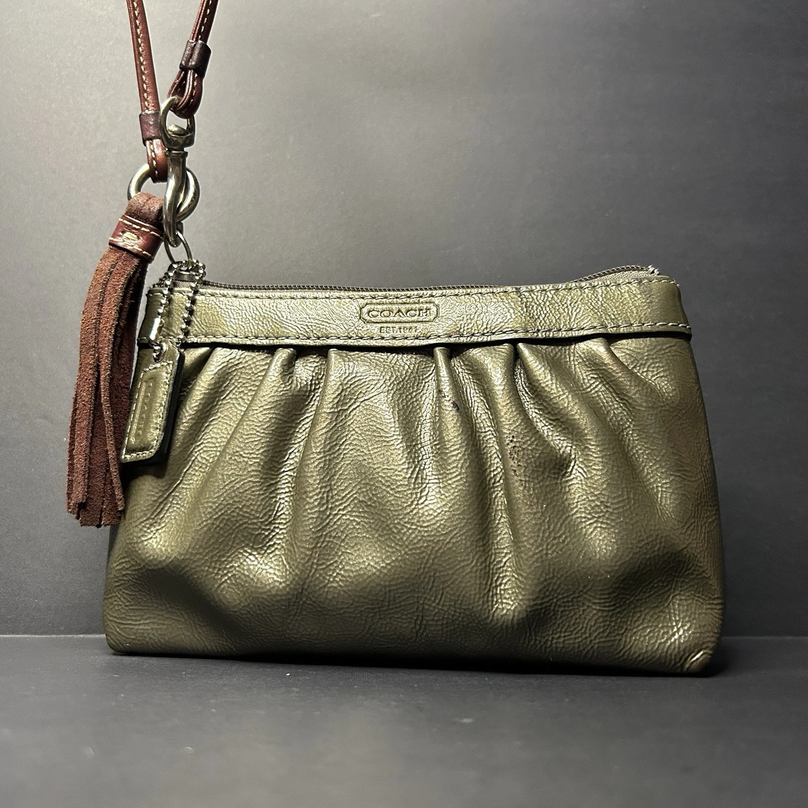 Bracciale Coach in pelle verniciata verde muschio oliva plissettato con zip (con cinturino rosso)