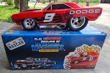 1/18 Kasey Kahne 9 Dodge Dealers / UAW 1968 Dodge Dart Muscle Machines Car