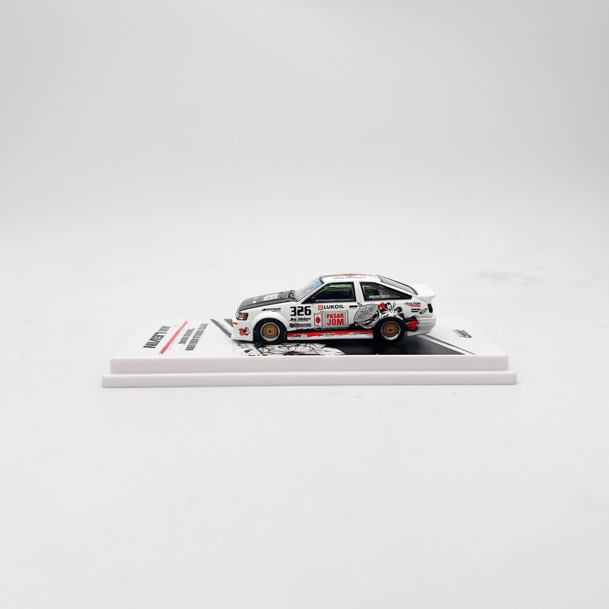 INNO64 1:64 Toyota Corolla AE86 Lievin 