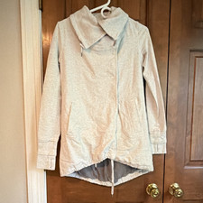 Lululemon Women s Gray Zip Front Jacket M Dra...